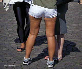 Bonita chica con buen cuerpo en la calle Bonita chica buen cuerpo calle