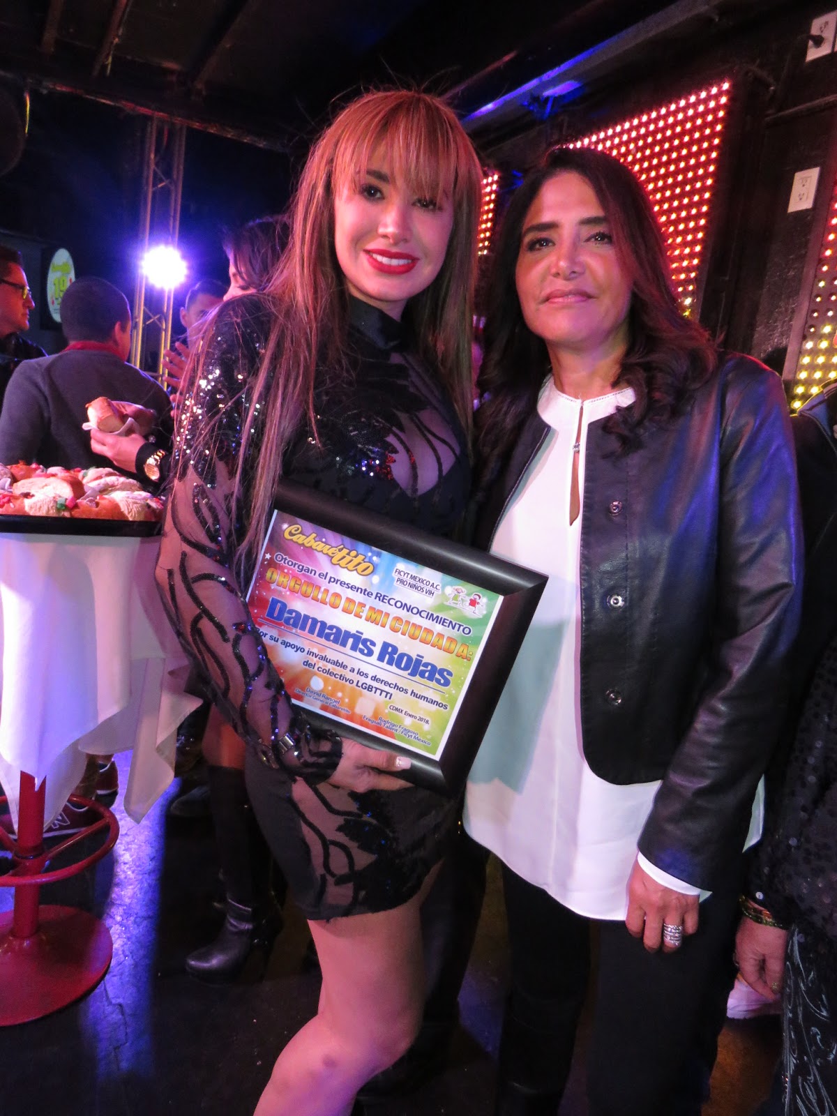 POR LA LUPA: DAMARIS ROJAS RECIBE EL GALARDON ORGULLO DE MI CIUDAD