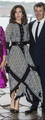 Robe Zimmermann / escarpins Gianvito Rossi / minaudière Sergio Rossi