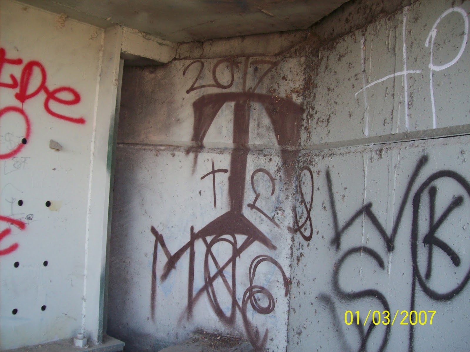 crip gangs graffiti Trouble gangster crip , TGC ( 51 street )