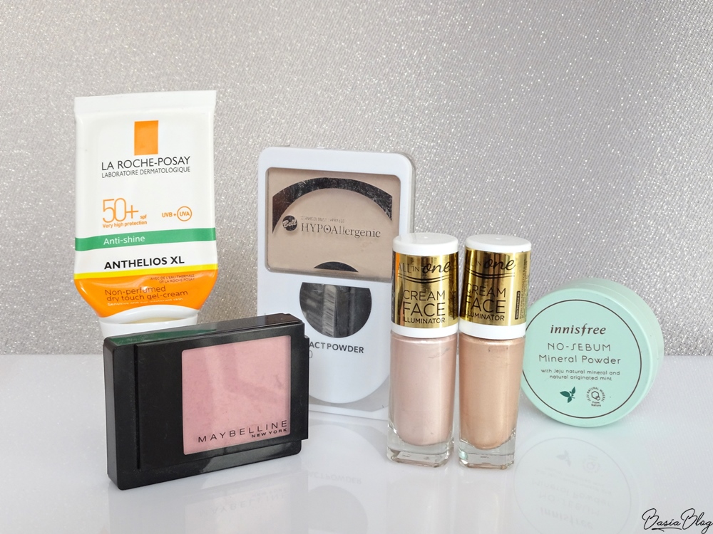 Puder Bell Hypoallergenic SPF50, Róż Maybelline 40 Pink Amber, Rozświetlacze w kremie Eveline, Innisfree, No-sebum Mineral Powder, La Roche-Posay Anthelios XL suchy żel-krem SPF50+