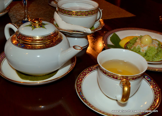 tea and desserts in Benjarong