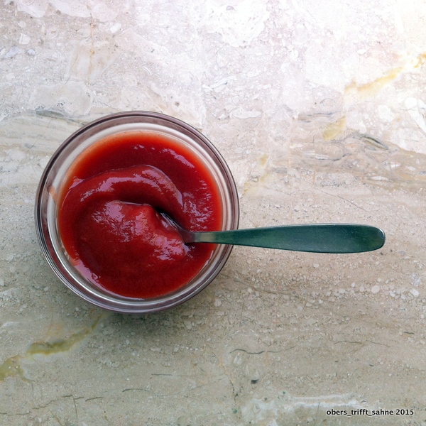 Mit Ananas und Erdbeer-Rhabarber: Fruchtiger Ketchup selbst gemacht