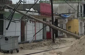 Tormenta eléctrica provoca sobrecarga en cables de alta tensión del Casco Antiguo de Puerto Morelos 
