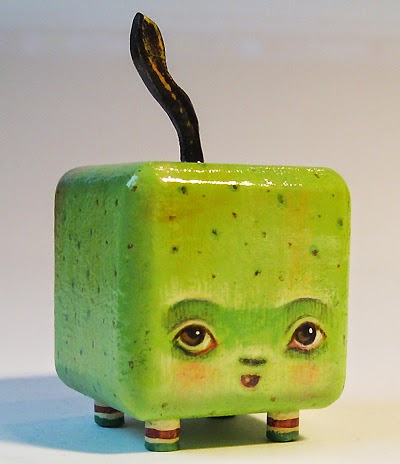 Manzana de juguete hecha de madera pintada a mano