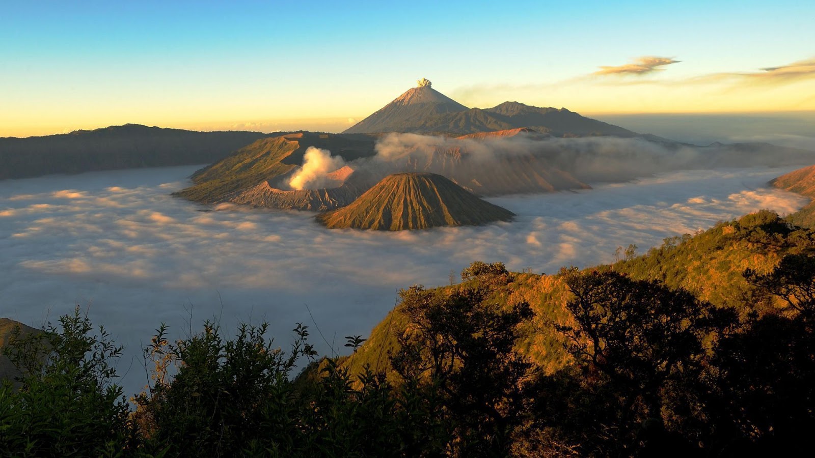 Wisata Pendakian 14 Gunung Api Terindah di Indonesia