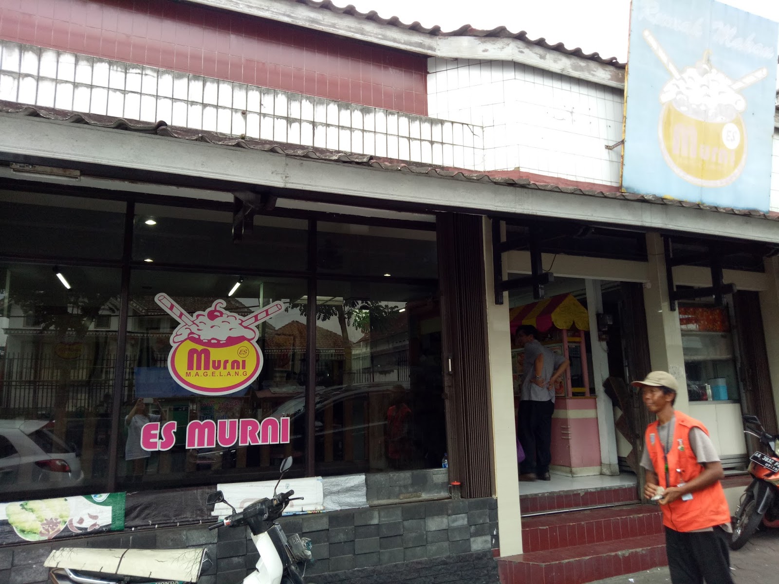 Somba Opu Ini Pusatnya Oleholeh di Makassar KHAS MAKASAR Setelah bolak balik menu koq ga ada menu "es murni" ya ð Ternyata "Es Murni" itu cuma nama tokonya menunya sendiri terdiri dari berbagai macam