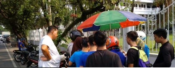 Bakso Enak Medan, jajanan medan, Bakso, Bakso Kojek Enak, Kuliner, kuliner halal medan, makanan halal medan, bakso kojek stikes flora, Ramai Yang Beli, Bakso Kojek Mangkal Di Depan Stikes Flora di JL. Rajawali Medan. Ini dia bakso kojek yang sangat ramai di beli pelanggan, Semakin ramainya mimin nunggu antriannya yaa lumayan lama. Bayangkan saja, Abang ini buka jam 16:00, habisnya jam 17:30. Baksonya enak dan rekomendasi untuk kamu dehh untuk mencicipinya. Bakso ini mangkal di depan Stikes Flora di JL. Rajawali Medan. Cobain dehh rasa enaknya, saran datangnya di jam 16:00 dan jgn sampai kehabisan yaa