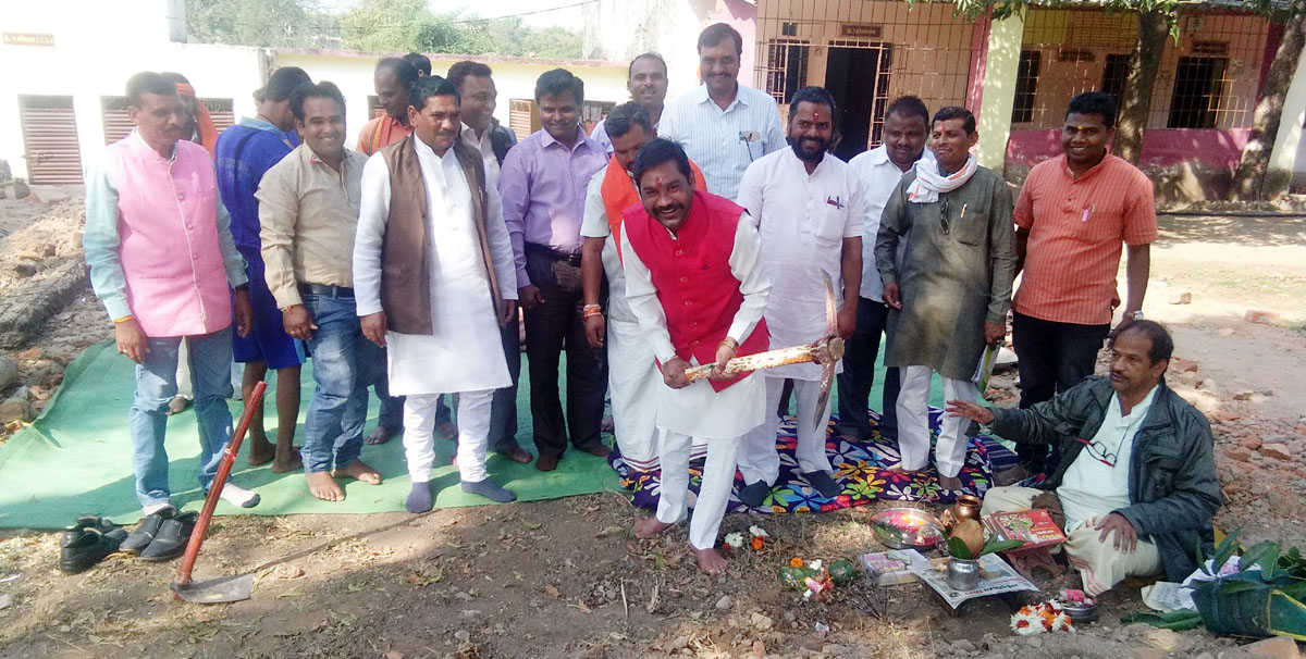 विधायक श्री बिलवाल ने 10 लाख की लागत के सामुदाियक भवन का किया भूमि पूजन विधायक श्री बिलवाल ने 10 लाख की लागत के सामुदाियक भवन का किया भूमि पूजन-MLA-Bilwal-did-a-homage-to-the-community-building-at-cost-of-Rs-10-lakh.