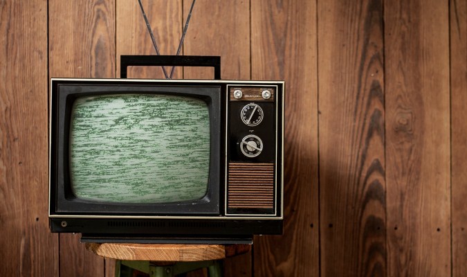 Televisi Klasik dengan Box Dari Kayu Televisi Klasik dengan Box Dari Kayu