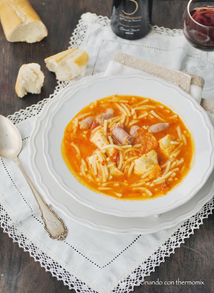 Fideos con pollo y salchichas