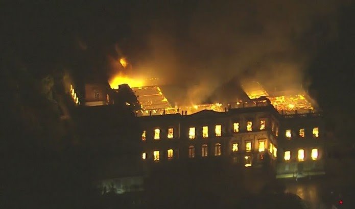 Incêndio de grandes proporções destrói Museu Nacional no Rio