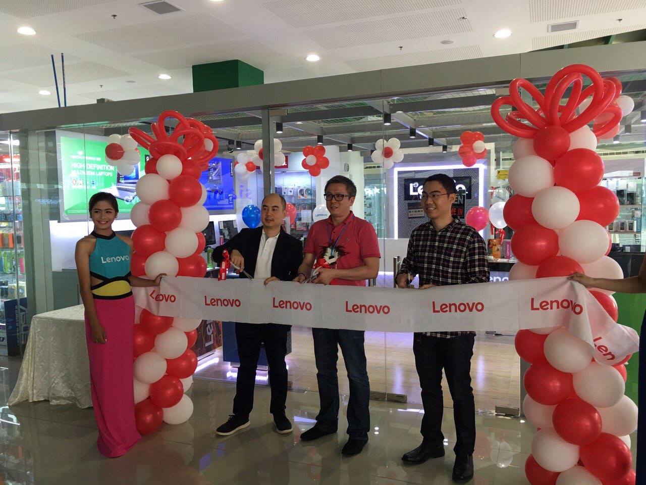 Lenovo’s Exclusive Store Ribbon Cutting with Lenovo’s Country Manager, Michael Ngan (Center) and Concept Computer owners, Phillip Co (left) and Warren Co (right) Lenovo Exclusive Store in Iloilo City
