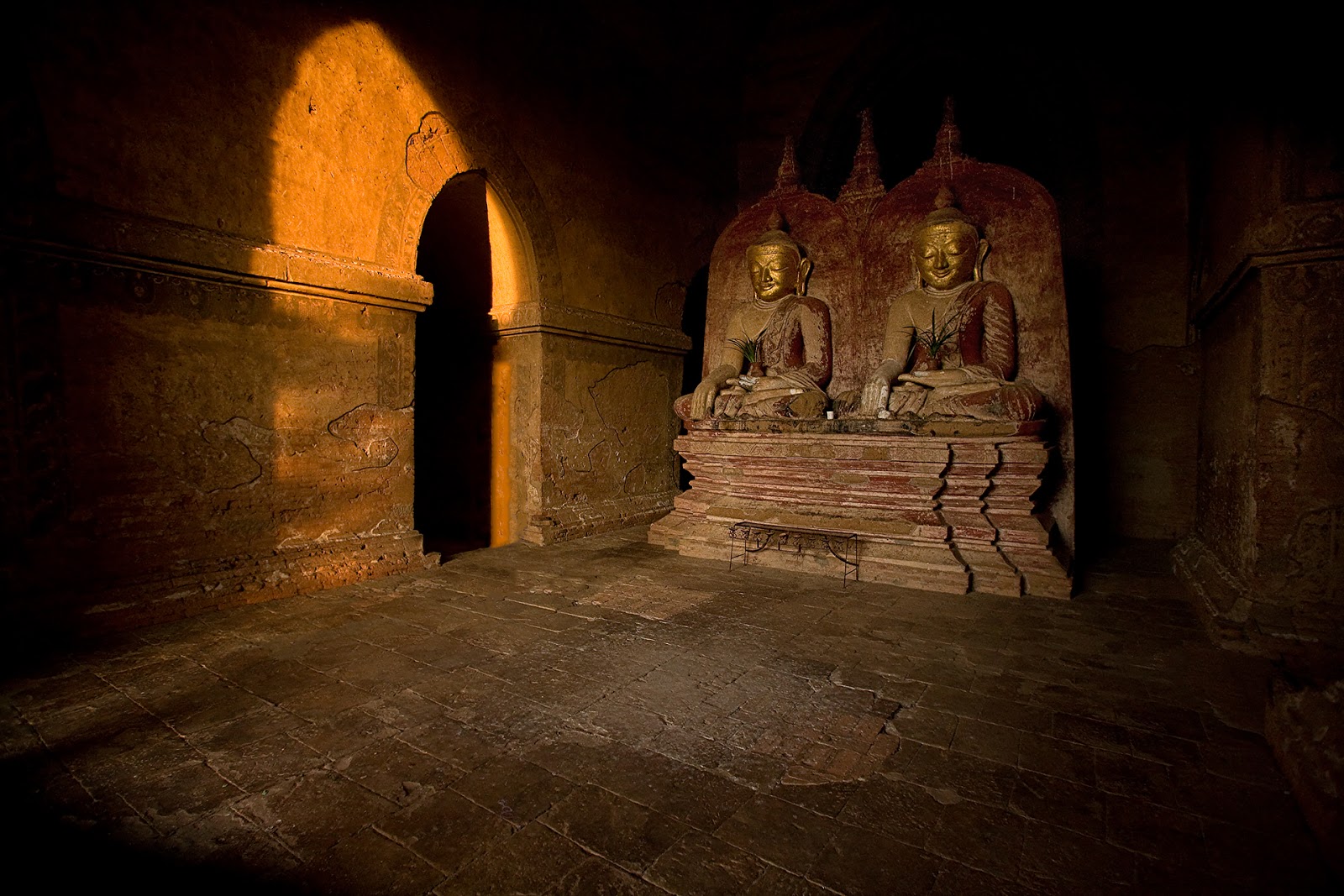 Wewnątrz pagody we wnętrzu,pagoda,rzeźba,birma,bagan