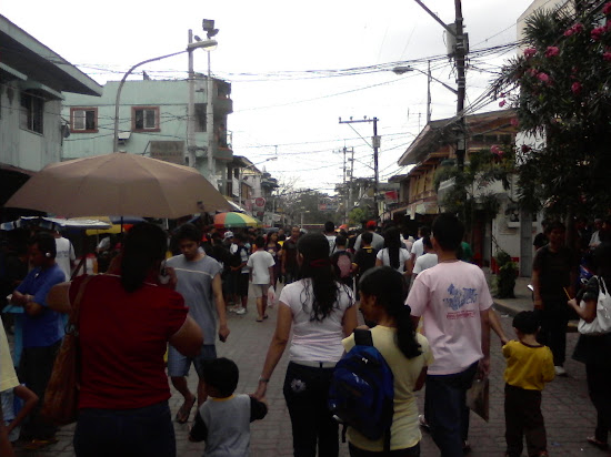 Student hopefuls and their parents going to PUPCET testing areas.