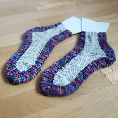 Seitenstreifen Socks - free knitting pattern by Knitting and so on