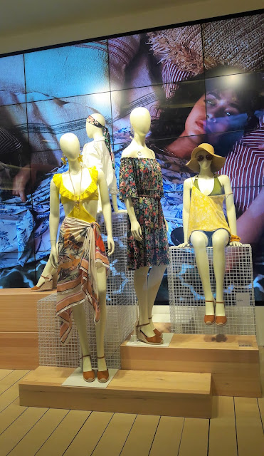 H&M window display in Siam Paragon Bangkok