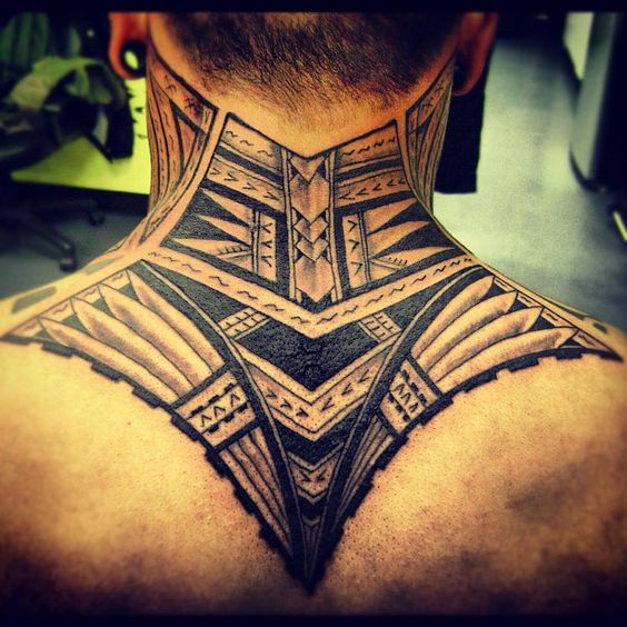 tatuaje maori en hombre, tatuaje tradicional polinesio para hombre