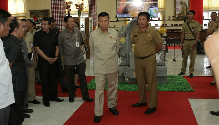 Dikunjungi Gubenur Pastika, Bupati Artha Laporkan Jumlah KK Miskin Turun