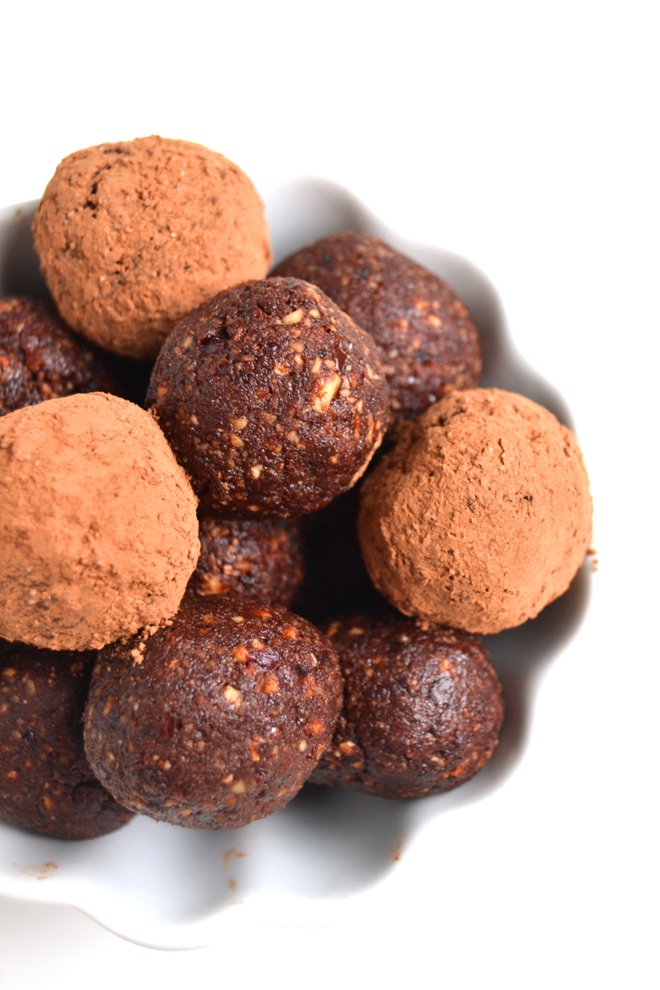 Chocolate Cherry Truffles are a healthier dessert that still taste indulgent. Super easy to make and only 5 ingredients! Packed with protein rich nuts, dark chocolate cocoa powder and tart dried cherries. www.nutritionistreviews.com
