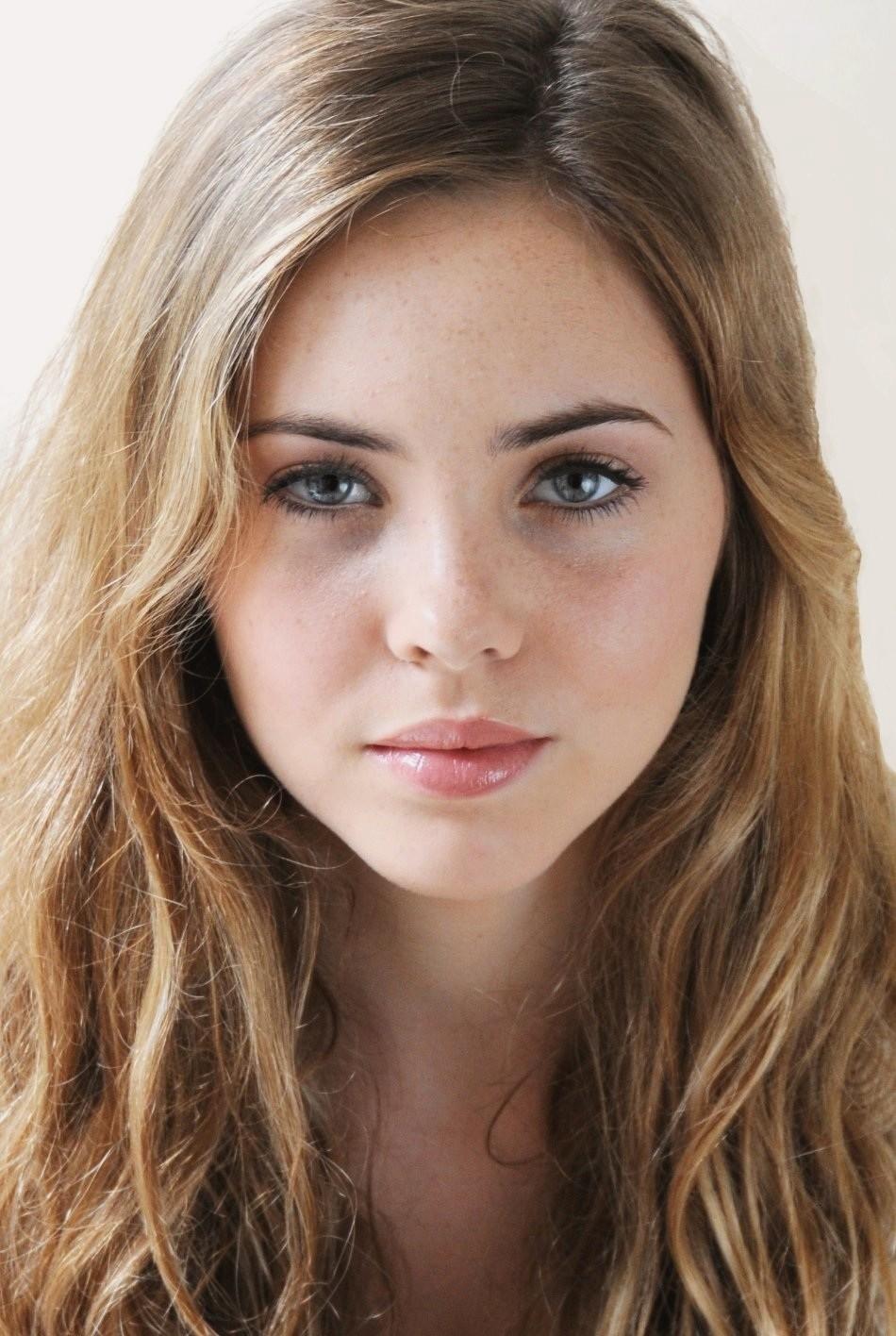 Britt Robertson HD Images and Wallpapers - Hollywood Actress<img alt=