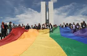 Militantes LGBT Militantes LGBT estendendo uma enorme bandeira com as cores do movimento no planalto central