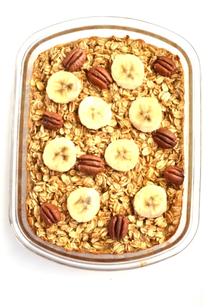 Salted Caramel Baked Oatmeal topped with bananas and toasted nuts makes the perfect cozy breakfast! It tastes indulgent but is nutritious and filling. www.nutritionistreviews.com