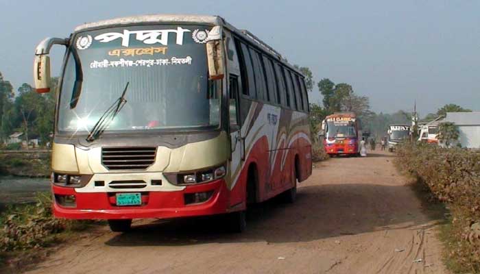 Passengers in extreme pains to stop transport on Route রৌমারীতে ঢাকাগামী পরিবহন বন্ধে চরম ভোগান্তিতে যাত্রী