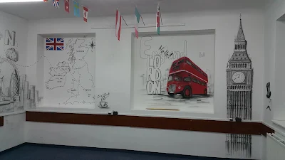 Mural w szkole, tematyczny mural w klasie językowej, Jak urządzić klasę językową?, ciekawy pomysł na dekorację sali językowej poprzez malowanie graffiti na ścianie w szkole, urządzamy klasę językową inspiracje