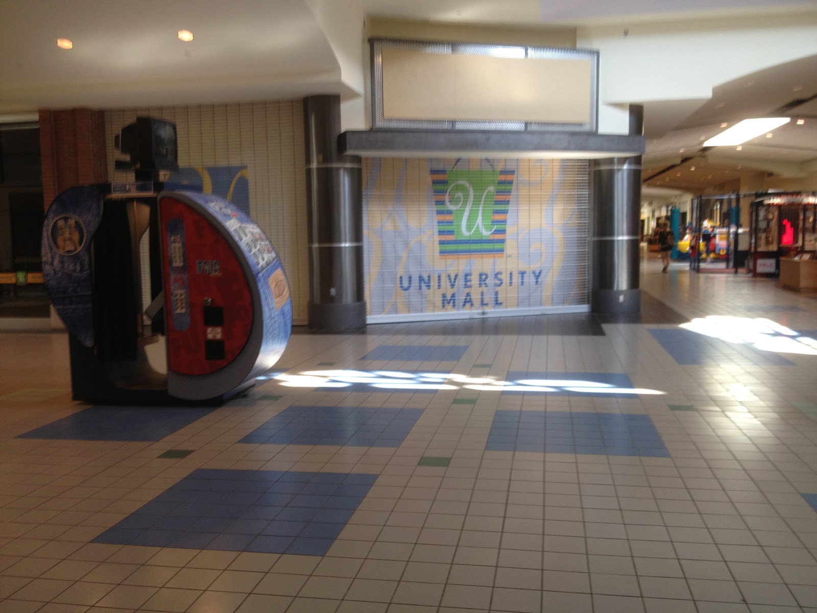 Dead and Dying retail University Mall in Carbondale, Illinois
