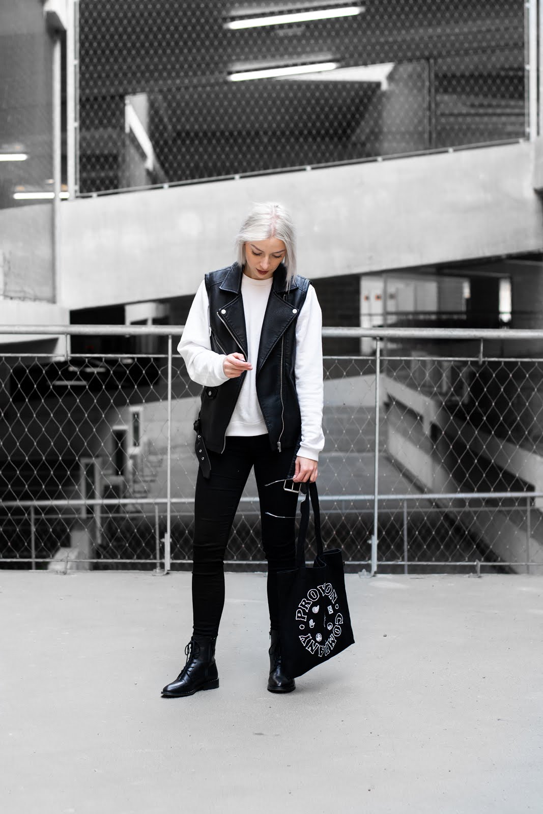 black and white outfit, minimal, street style, pandco, provision & co, sacha shoes, lace up boots, veter laarzen, biker vest