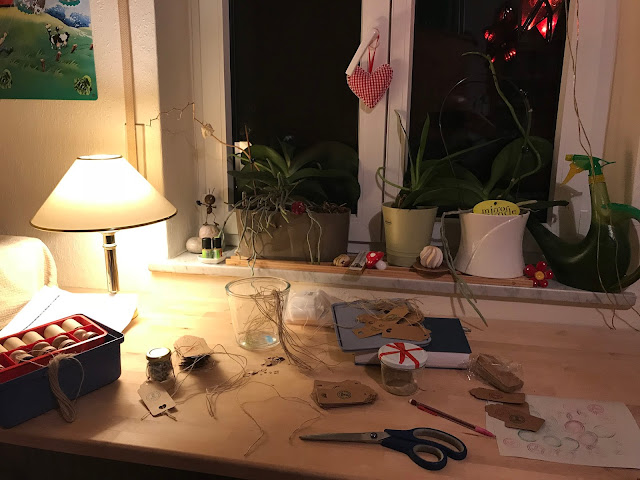 selbst gemachte Weihnachtsgeschenke werden vorbereitet selbst gemachte Weihnachtsgeschenke werden vorbereitet
