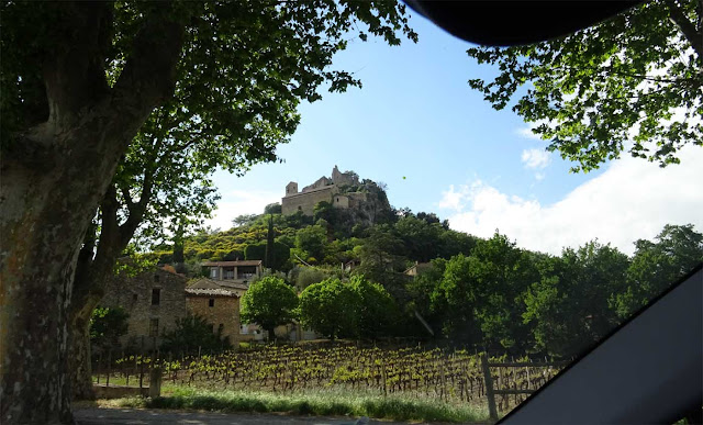 Weinfeld, Weingut, alte Ruinen auf einem Hügel, Frankreich, Alfa Romeo Giulia Reise