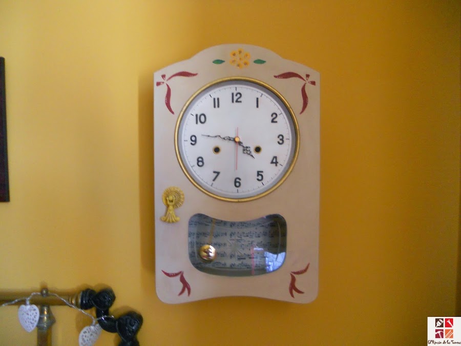 reloj con la técnica del estarcido