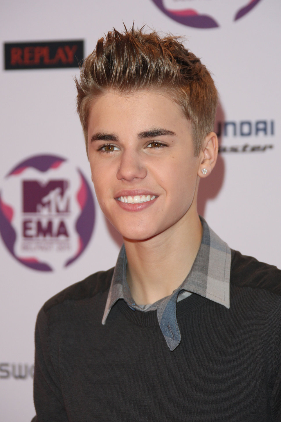 Justin Bieber's New Look At MTV EMAs 2011 | Guys Fashion Trends 2013