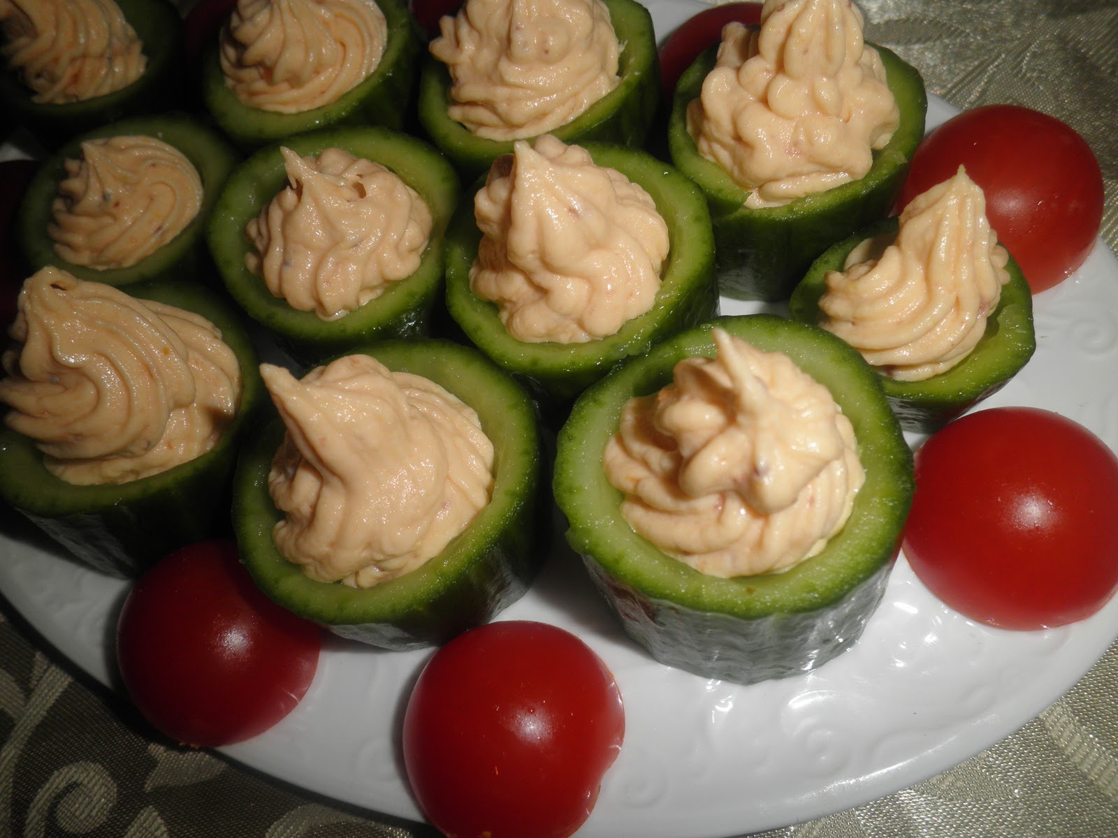 Alminos virtuvė/ Alminos cuisine: Rūkytos lašišos užkandėlė su agurku