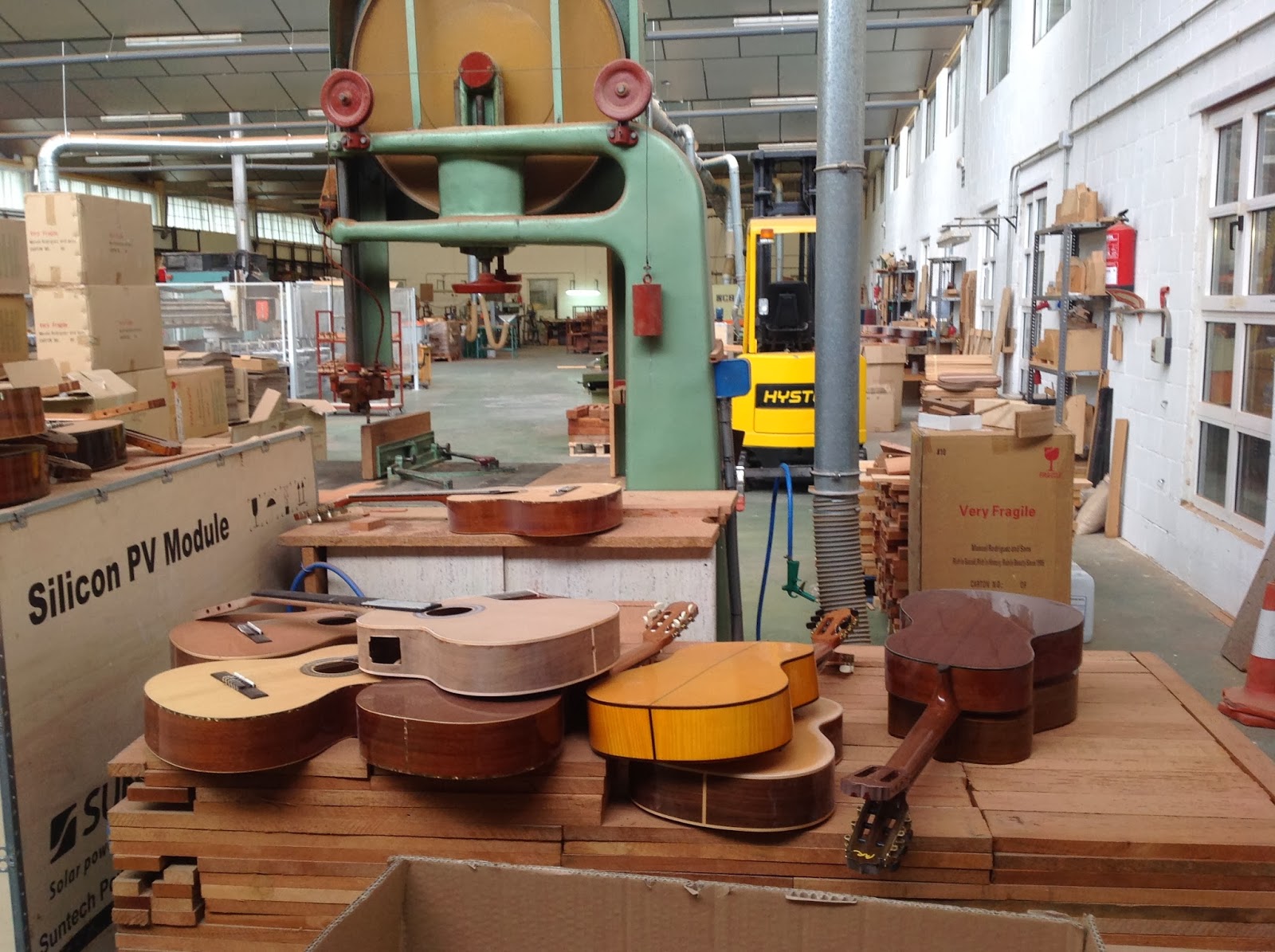 Y LLEGÓ LA MÚSICA SALIDA A LA FABRICA DE GUITARRAS MANUEL AND SONS DE