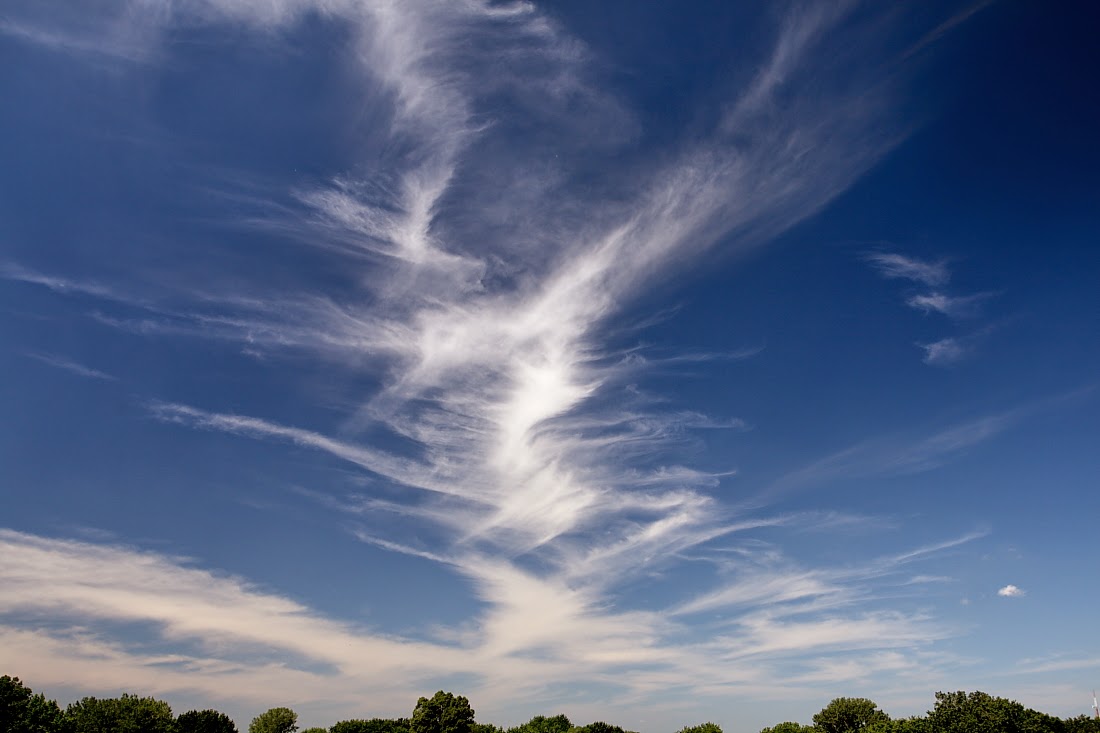 облако расположить. перистые волокнистые облака. круглые облака. девушка лежит на облаке. облака кумулонимбус.