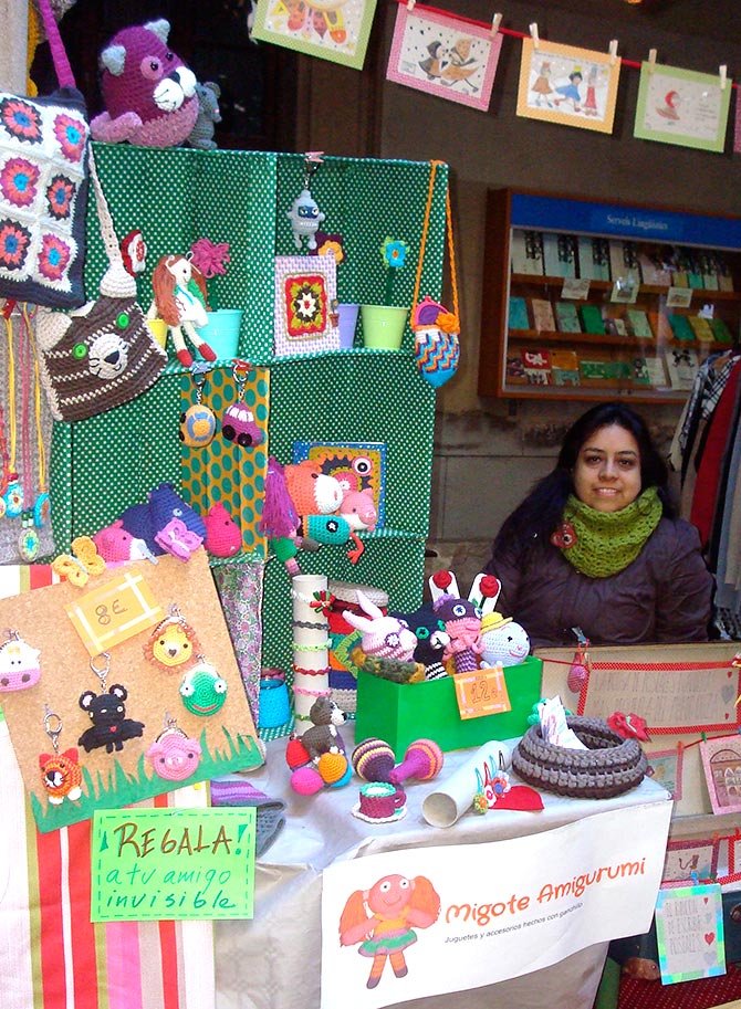 Liana Salazar en la feria artesanal - Migote Amigurumi Foto de Liana Salazar en feria artesanal