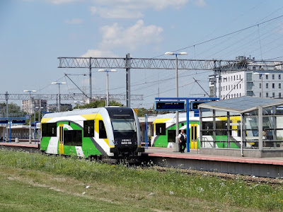 Wagony spalinowe SA135-18 i SA135-15 na stacji Warszawa Gdańska