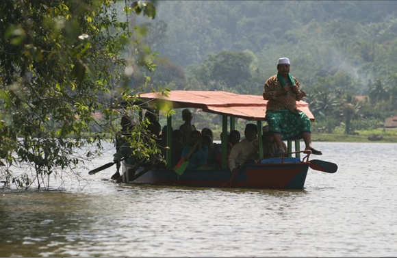 Wisatawan Berkeliling Situ Lengkong Dengan Perahu (Foto Adhitya Ramadhan/Fotokita.net) Wisatawan Berkeliling Situ Lengkong Dengan Perahu (Foto Adhitya Ramadhan/Fotokita.net)