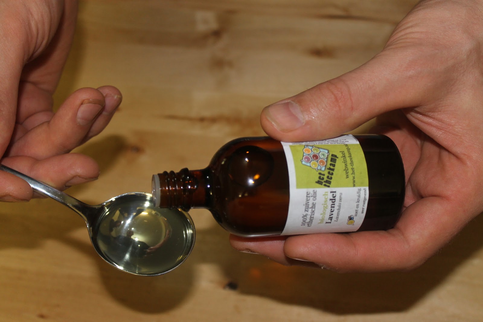 Willeke, de wilde kruidenvinder Hoe maak je zelf massage olie?