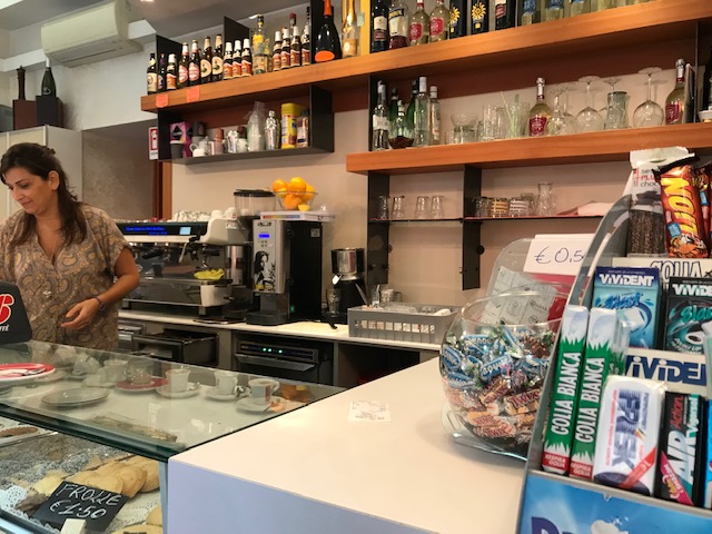 エスプレッソの回数券も販売しているミラノのカフェやさん エスプレッソの回数券も販売しているミラノのカフェやさん