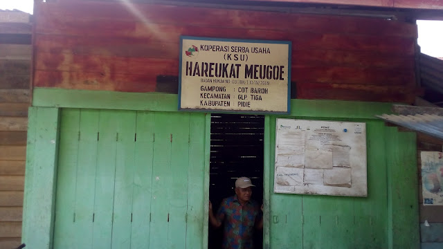 Abdurrahman sebang membuka pintu koperasi Hareukat Meugoe