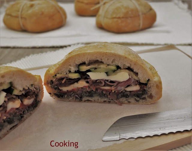 Pan Bagnat Sanduiche com presunto, mozzarella, pimento assado, tomate seco, courgete e tapenade.