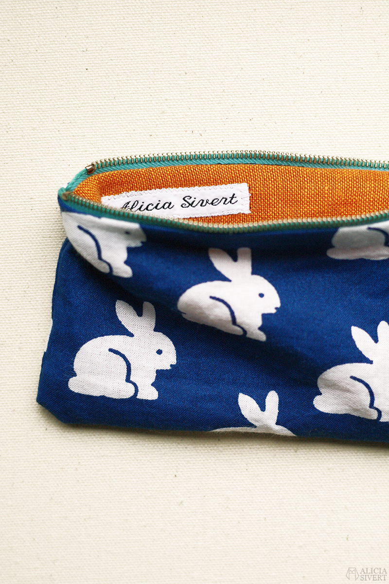 Pennskrin med kaninmönster, av Alicia Sivertsson. aliciasivert alicia sivert sivertsson diy do it yourself gör det själv sy sytt sömnad pennskrin pencil case pennor förvaring sew sewing rabbit rabbits bunny bunnies pattern kanin kaniner kaninmönster kaninmönstrat mönster mönstrat blå blått tyg fabric blue vit kanin vita kaniner återbruk remake märkning namnband