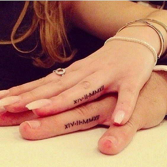 Vemos dos manos unidas con tatuaje de pareja