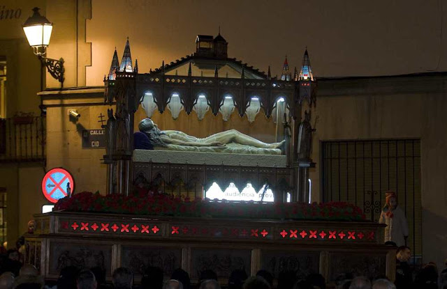 Paso del Santo Sepulcro. Procesión del Santo Entierro de la Real cofradía de Minerva y Vera Cruz los años impares. Foto. Mauricio Peña. Paso del Santo Sepulcro. Procesión del Santo Entierro de la Real cofradía de Minerva y Vera Cruz los años impares. Foto. Mauricio Peña.
