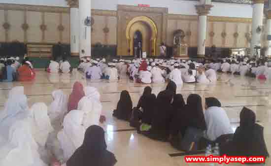 1.100 : Sekitar 1.000 peserta Haflah Akbar bersatu dalam ruangan dalam Masjid Raya Mujahidin Pontianak ini. Foto Asep Haryono 1.100 : Sekitar 1.000 peserta Haflah Akbar bersatu dalam ruangan dalam Masjid Raya Mujahidin Pontianak ini. Foto Asep Haryono
