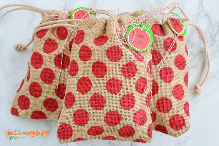 Free Printable Apple Gift Tags and Burlap Painting Tutorial